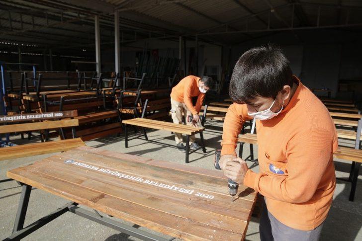 Büyükşehir, kent mobilyalarını atölyelerinde üretiyor G5