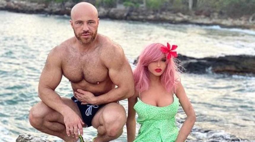 Hayalleri gerçek oldu! Geçen sene nişanlandığı şişme bebekle evlendi 