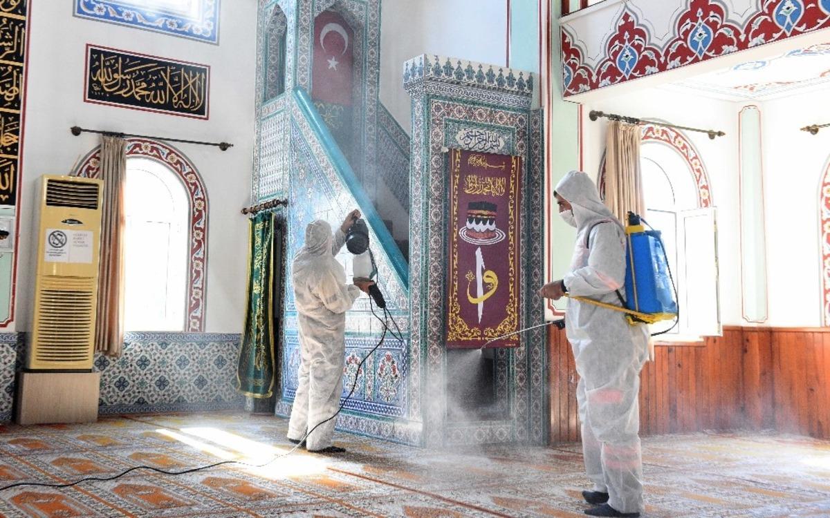 Muratpaşa&rsquo;da camiler dezenfekte edildi