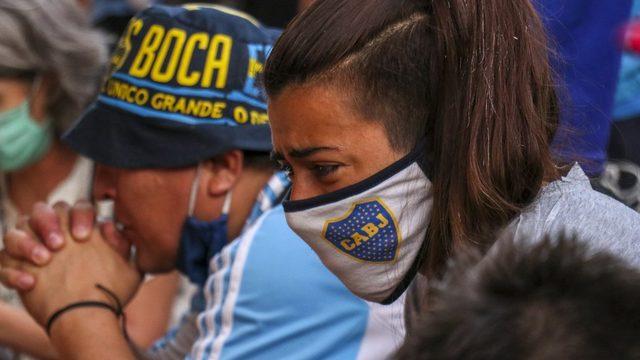 Arjantinliler Maradona'nın ölüm haberinin ardından sokaklara akın etti.