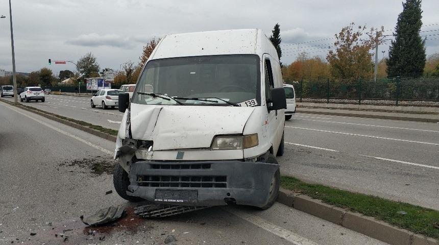 Samsun&rsquo;da minib&uuml;s aydınlatma direğine &ccedil;arptı: 1 yaralı