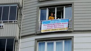 Evinin camına 'koronavirüs bitene kadar misafir almıyoruz' yazılı afiş astı
