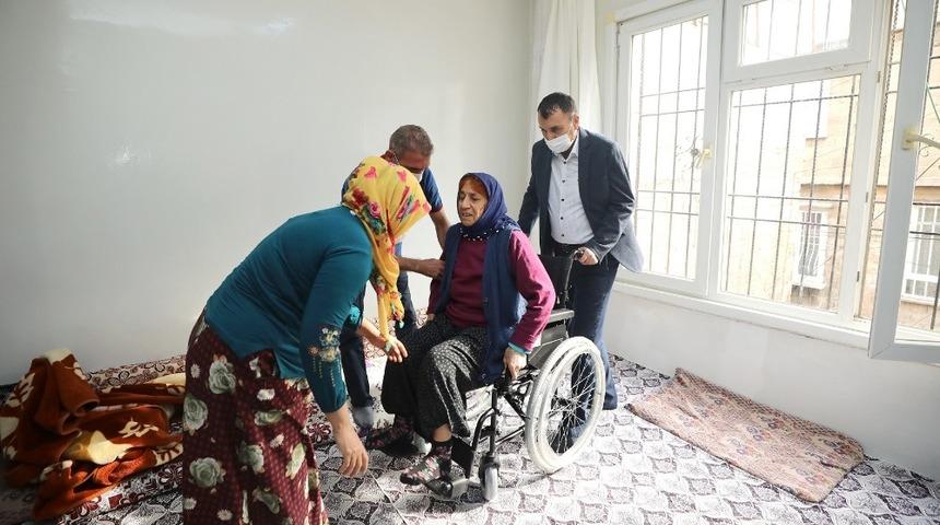 Elif teyze, çok istediği tekerlekli sandalyesine kavuştu