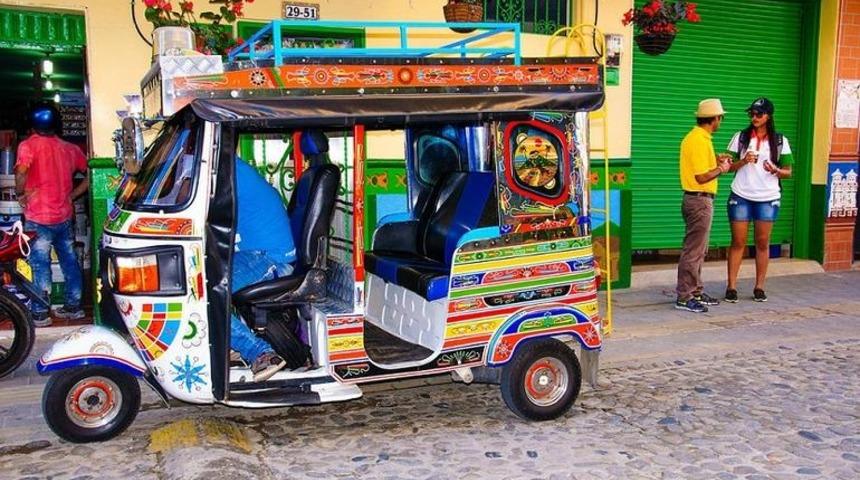 D&uuml;nyanın en renkli kasabası! Fotoğrafları i&ccedil;inizi ısıtacak