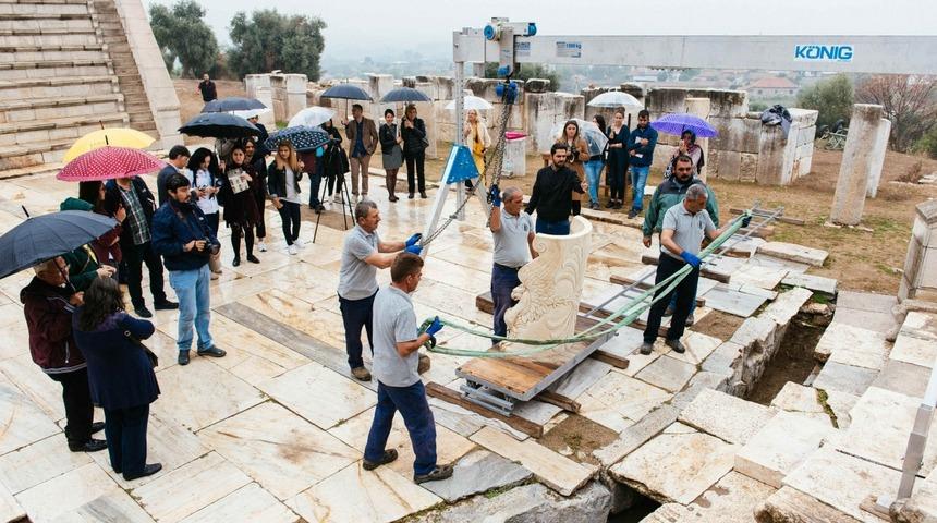 Grifonlu Soylu Koltuğu geri d&ouml;nd&uuml;