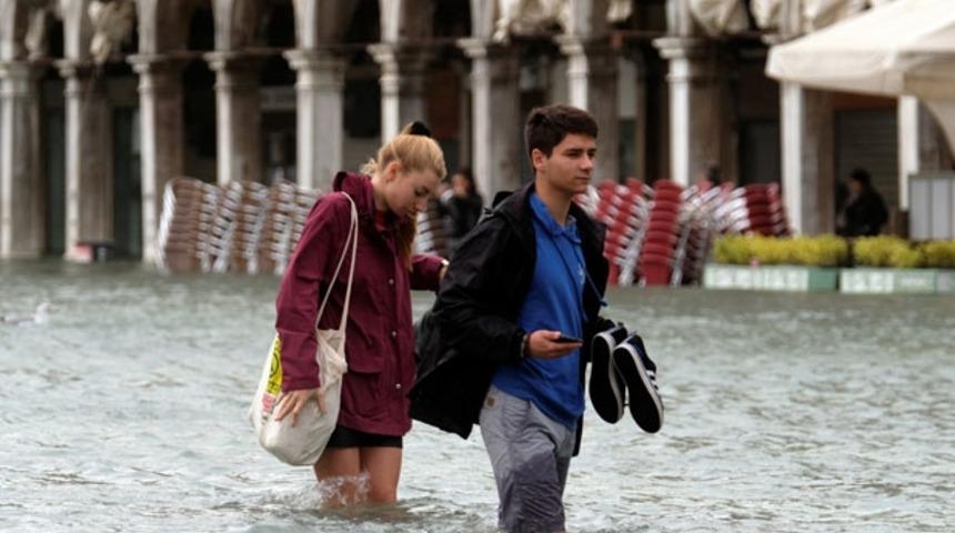 D&uuml;nyaca &uuml;nl&uuml; turistik kent sular altında kaldı