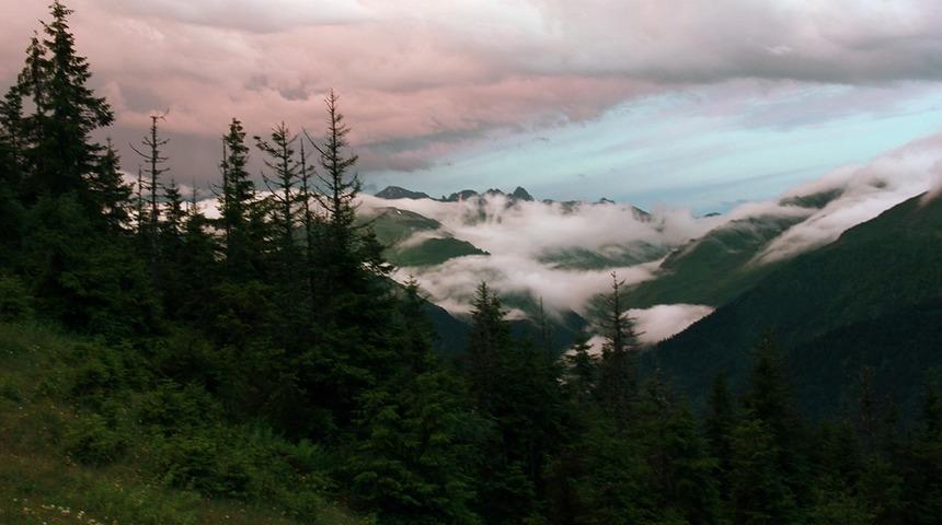 Bulutların üstünde yüzen bir ada