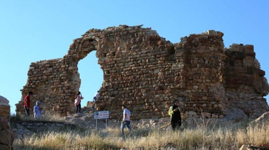 Bayburt'ta 1500 yıllık kilise g&uuml;n y&uuml;z&uuml;ne &ccedil;ıkarıldı