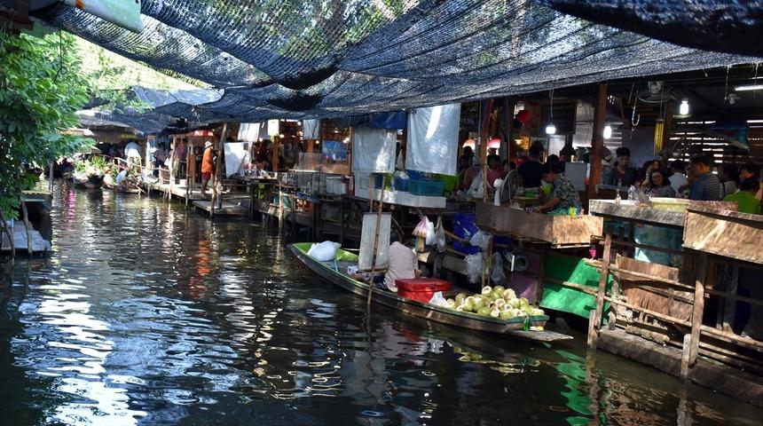 Y&uuml;zen pazarlar turistlerin ilgi odağı