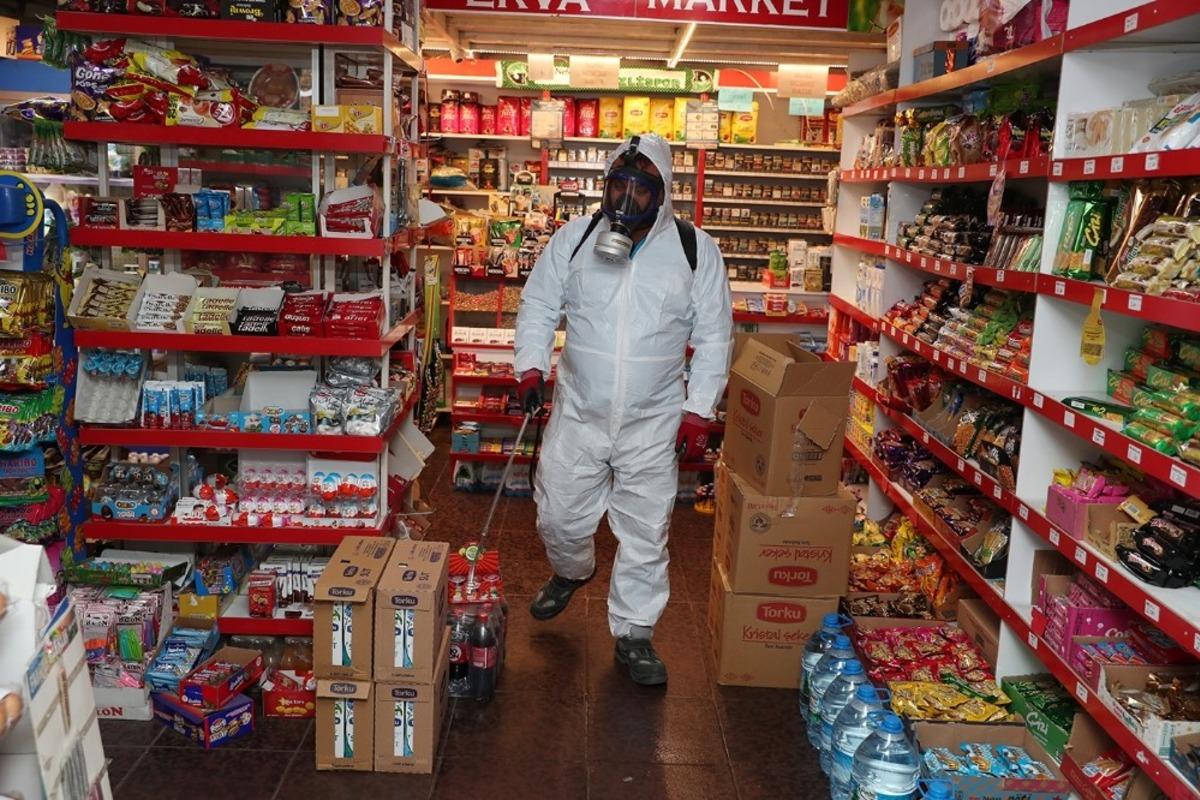 Merkezefendi Belediyesi, bakkal ve marketlerde dezenfekte &ccedil;alışmaları yaptı