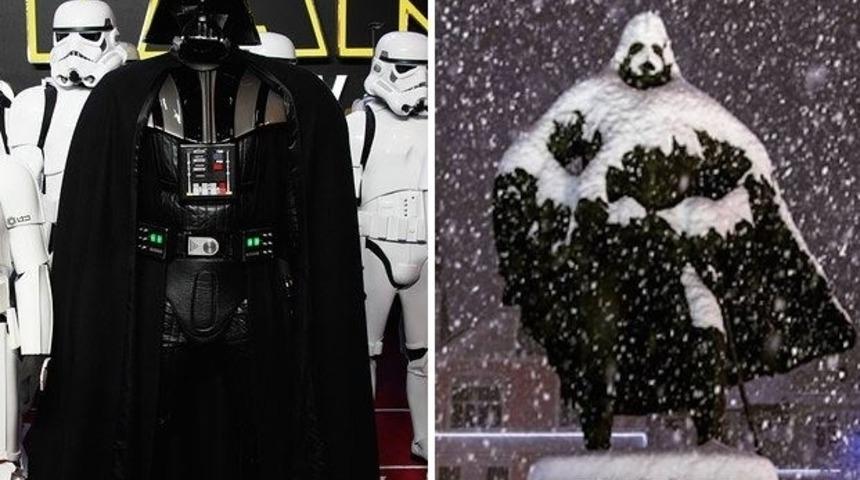Kar Yağınca Darth Vader'a Dönüşen Tarihi Heykel
