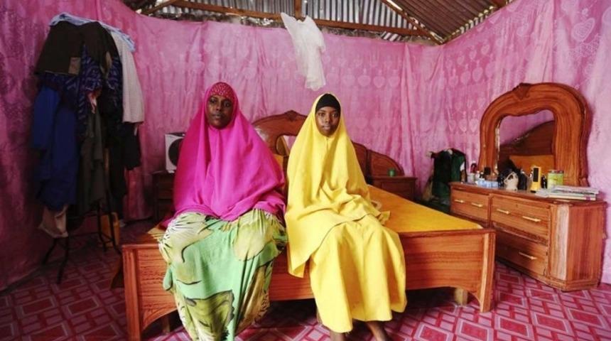 D&uuml;nyanın Beş Bir Yanından Etkileyici Anne-Kız Fotoğrafları