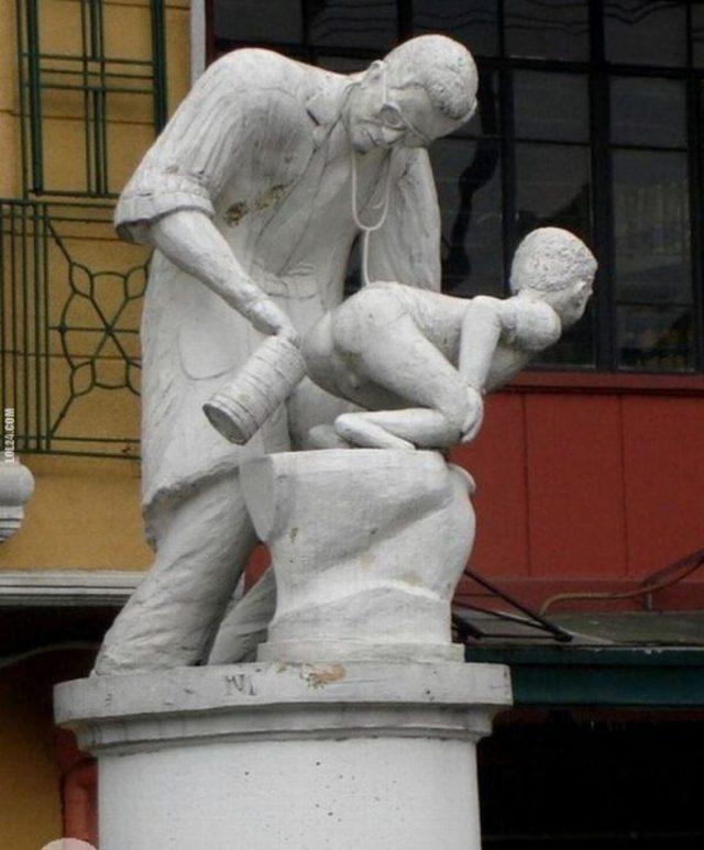 Gelmiş Geçmiş En Tuhaf 18 Heykel 3