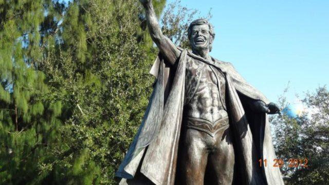 Gelmiş Geçmiş En Tuhaf 18 Heykel 10