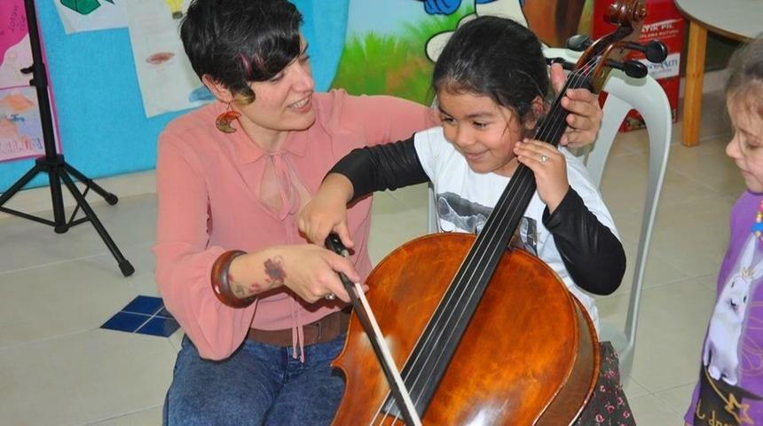 Sanat&ccedil;ılardan K&ouml;ylerdeki &Ccedil;ocuklara &Uuml;cretsiz M&uuml;zik Eğitimi