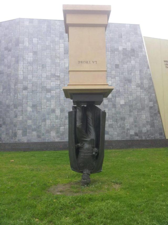 Gelmiş Geçmiş En Tuhaf 18 Heykel 16