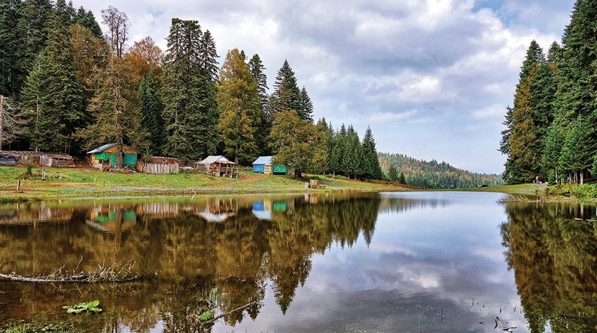 Pürenli Yaylası: Bir Güzel Göl, Bir Güzel Şelale ve Ahşap Evler