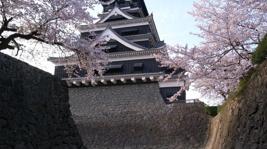 Japonya Depreminde 400 Yıllık Tarihi Kumamoto Kalesi'nin Duvarları Yıkıldı