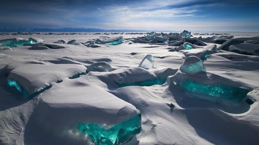 D&uuml;nyanın En B&uuml;y&uuml;k G&ouml;l&uuml;nde Turkuaz Renginde Buz T&uuml;msekleri Y&uuml;kseliyor