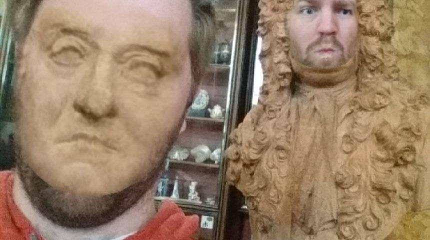 Bu Adam Müzeye Gidip Heykellerle Surat Değiş-Tokuş Etti