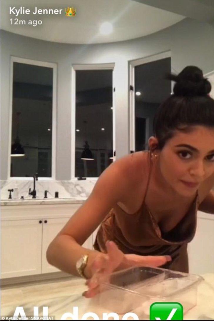 Kylie Jenner yeni yıl partisinde dağıttı!  G3