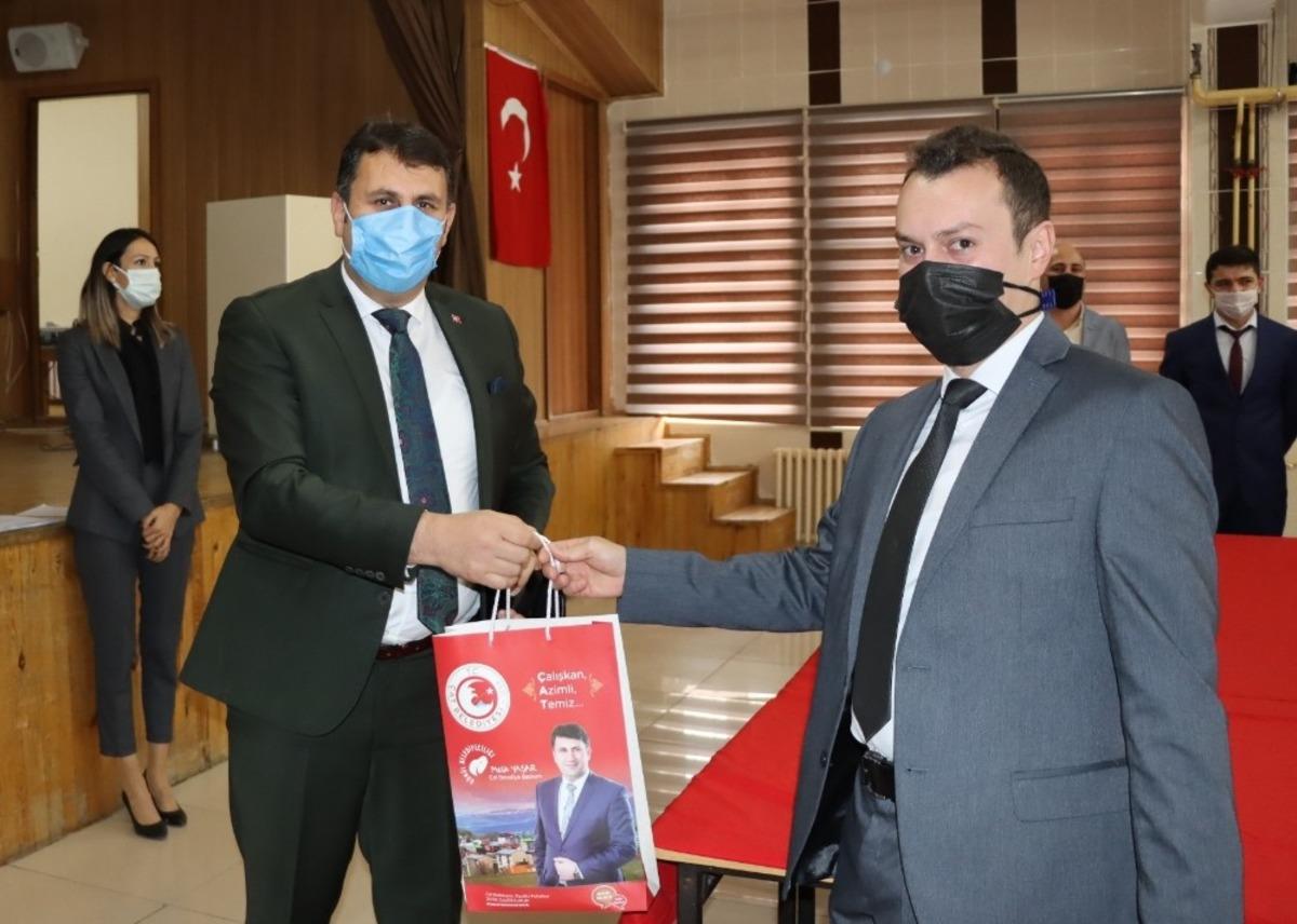 Başkan Yaşar &ouml;ğretmenleri yalnız bırakmadı