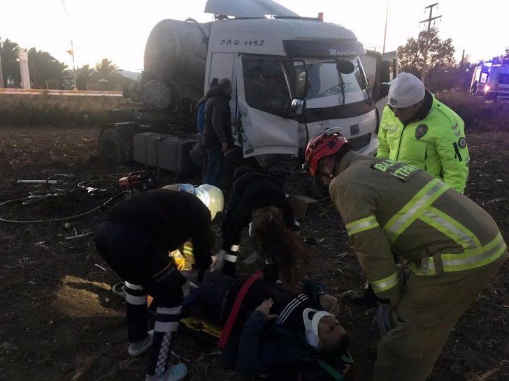 Burhaniye’de kamyon ve traktör çarpıştı: 1 yaralı G4