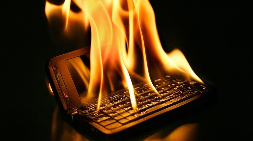 Yolcunun iPhone'u Hawaii'ye U&ccedil;uşu Sırasında Alev Aldı