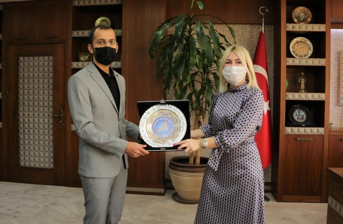 Rekt&ouml;r &Ouml;zkan, Antalya&rsquo;dan cepheye koşan Azerbaycanlı doktor ile g&ouml;r&uuml;şt&uuml;