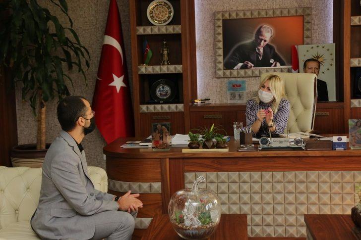 Rektör Özkan, Antalya’dan cepheye koşan Azerbaycanlı doktor ile görüştü G2