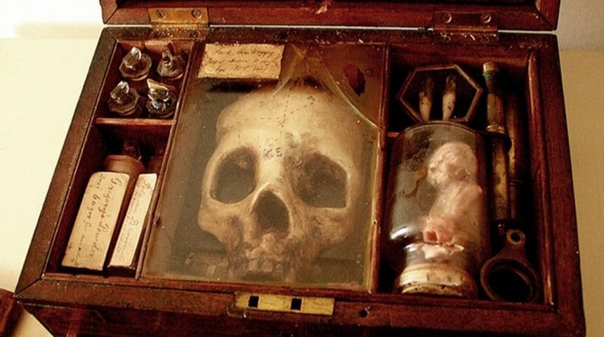 Londra'da Eski Bir Evin Bah&ccedil;esinde Garip İskeletler Bulundu