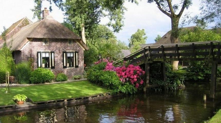 Yürüyecek Sokağı Olmayan, Kanallardan Oluşan Zengin Kasaba