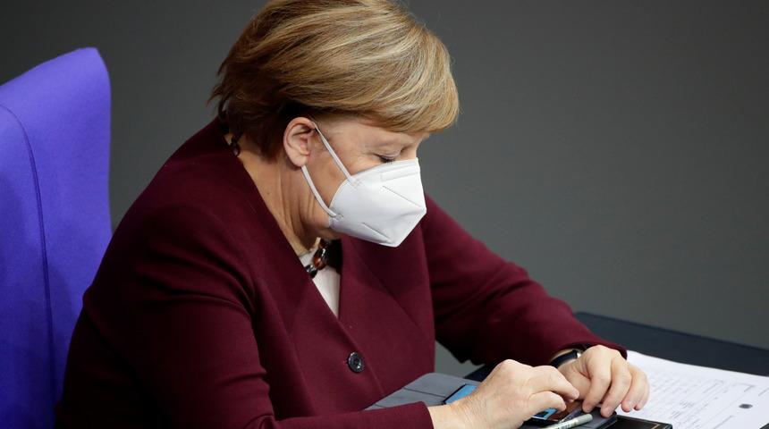 Merkel koronavirüs yasaklarını savundu, aşı için tarih verdi