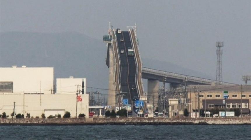Bu Bir Roller Coaster Değil, Japonya'da Bir Köprü