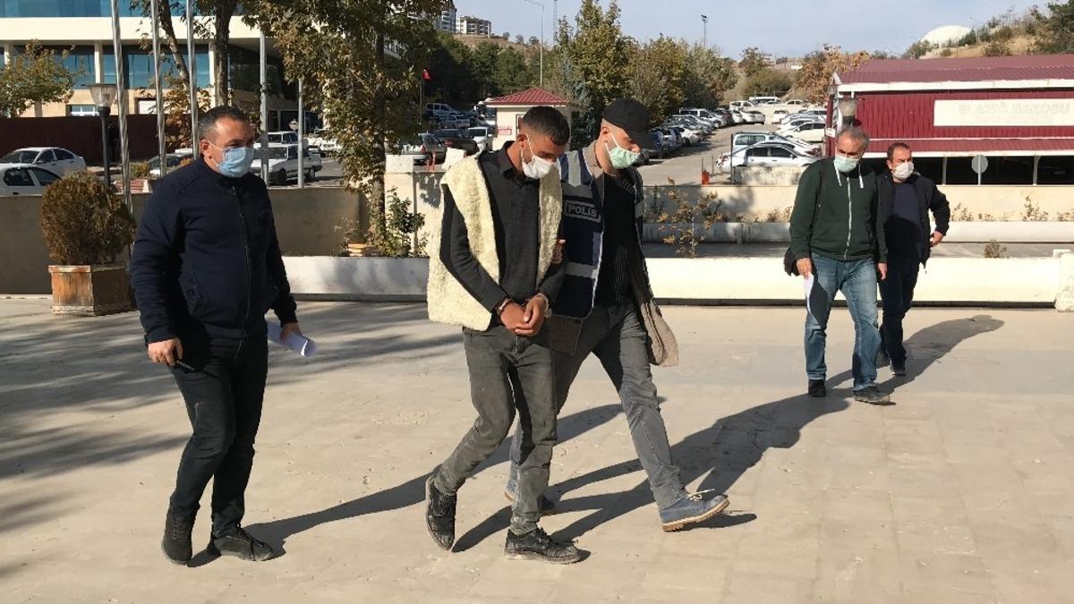 Polis, aranan hırsızı park ettiği aracından bulup  girdiği evde su&ccedil; &uuml;st&uuml; yakaladı
