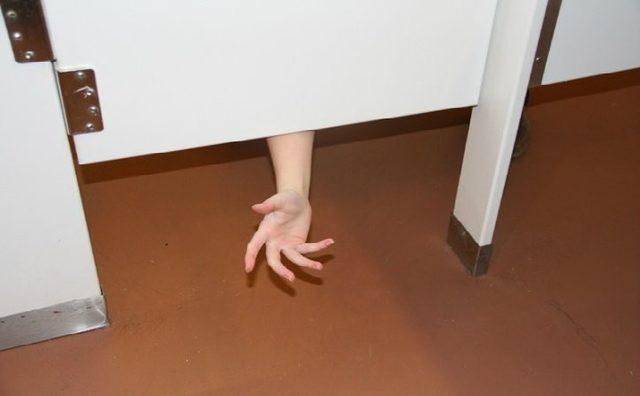 Umumi Tuvaletlerdeki Kapıların Neden Tümüyle Kapalı Olmadığını Biliyor Musunuz? 6