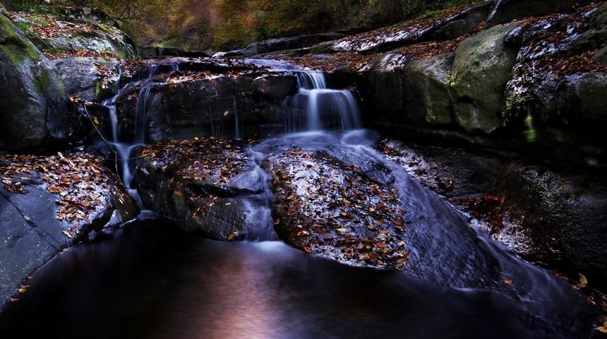 Kabaceviz Şelaleleri'nde sonbahar renklerinin g&ouml;rsel ş&ouml;leni