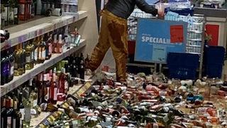 İngiltere’de sinir krizi geçiren müşteri marketi birbirine kattı