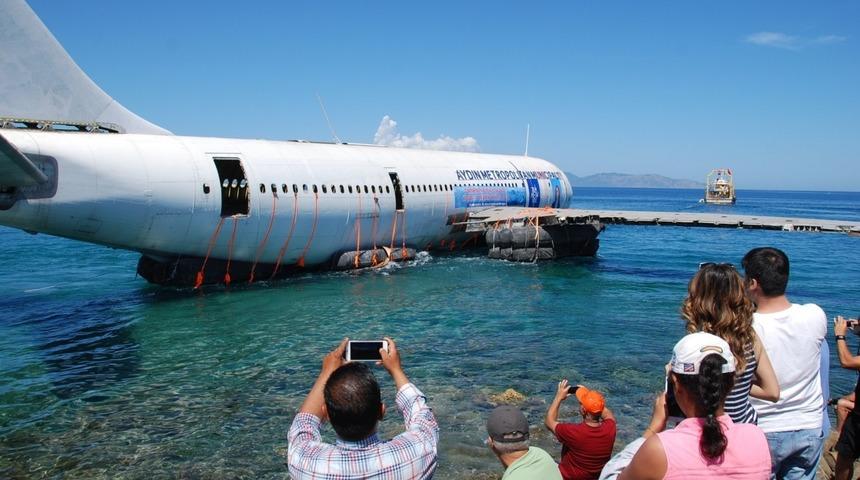 Kuşadası'nda Dev Airbus U&ccedil;ağı Yapay Resif Olarak Ege Sularına G&ouml;m&uuml;ld&uuml;