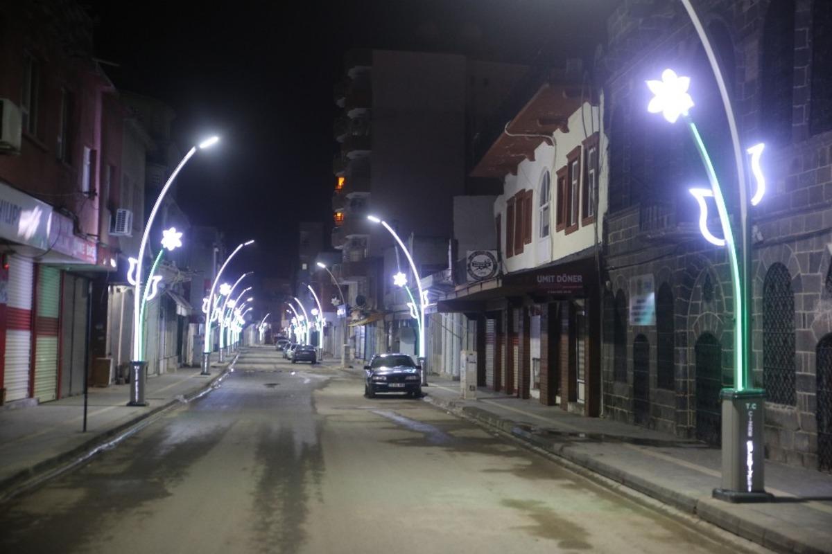 Cizre Belediyesi, caddeleri s&uuml;slemeye devam ediyor