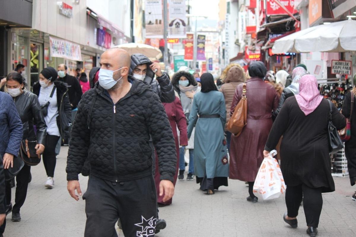 Y&uuml;zde 50 artış etkilemedi, sokaklar doldu taştı