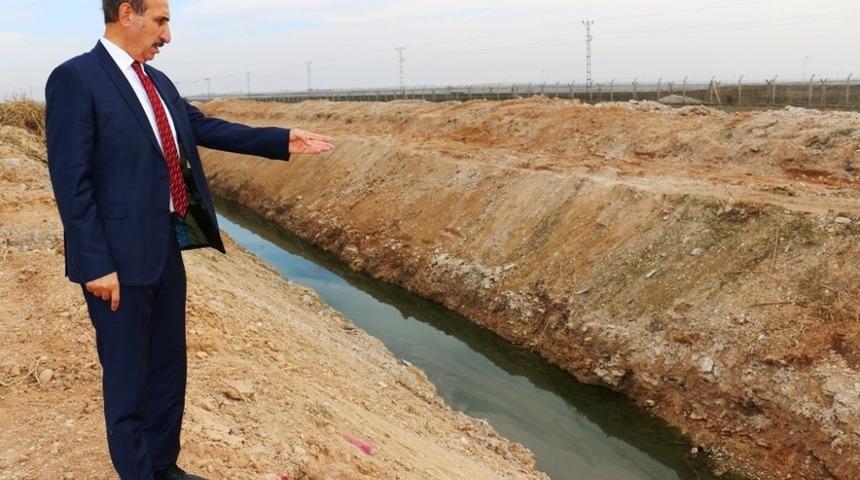 Ak&ccedil;akale&rsquo;de bataklık yaşanan mahallede tahliye kanalı a&ccedil;ıldı