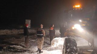 Trabzon'da kar yağışı dolayısıyla yaylada mahsur kalan vatandaşlar kurtarıldı