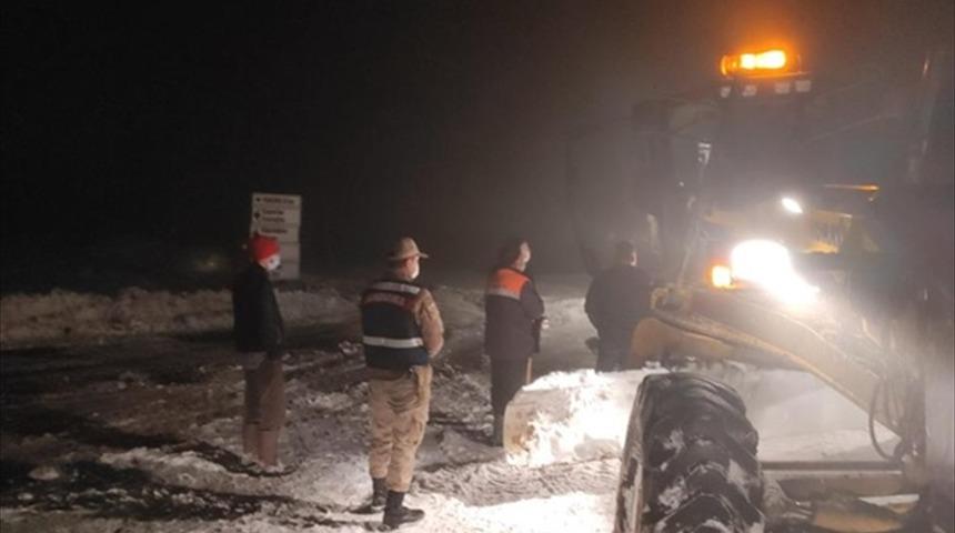 Trabzon'da kar yağışı dolayısıyla yaylada mahsur kalan vatandaşlar kurtarıldı