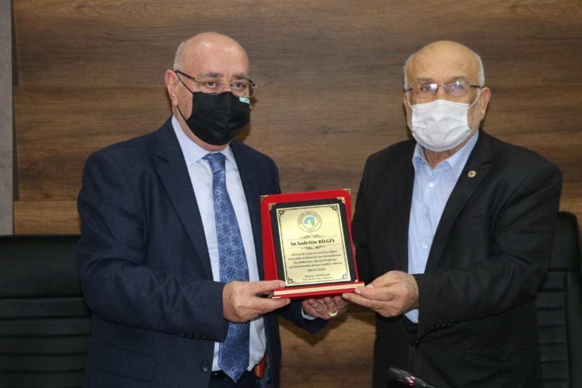 Hayırsever iş adamları ve esnafa plaket