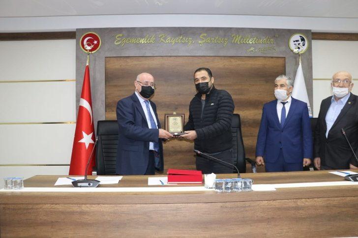 Hayırsever iş adamları ve esnafa plaket G3