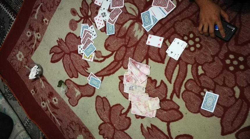 D&uuml;zce&rsquo;de kumarhaneye &ccedil;evrilen evde 16 kişi su&ccedil;&uuml;st&uuml; yakalandı