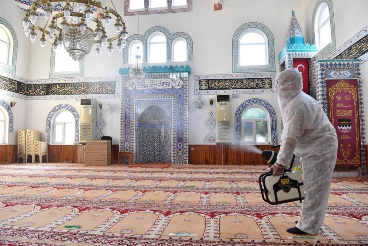 Konyaaltı&rsquo;nda taksi durakları, parklar ve camilere dezenfekte &ccedil;alışması