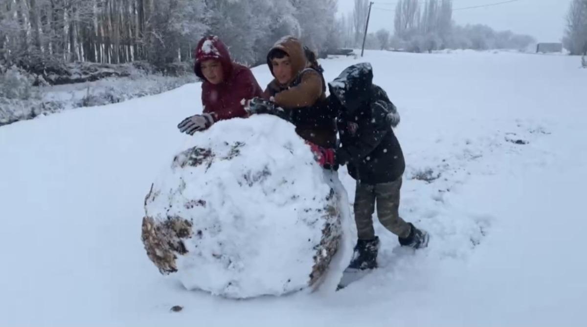 Y&uuml;ksekovalı &ccedil;ocukların kar sevinci