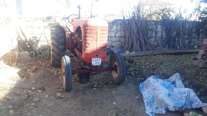 Traktörü tamir etmek için yaktığı ateş canına mal oldu